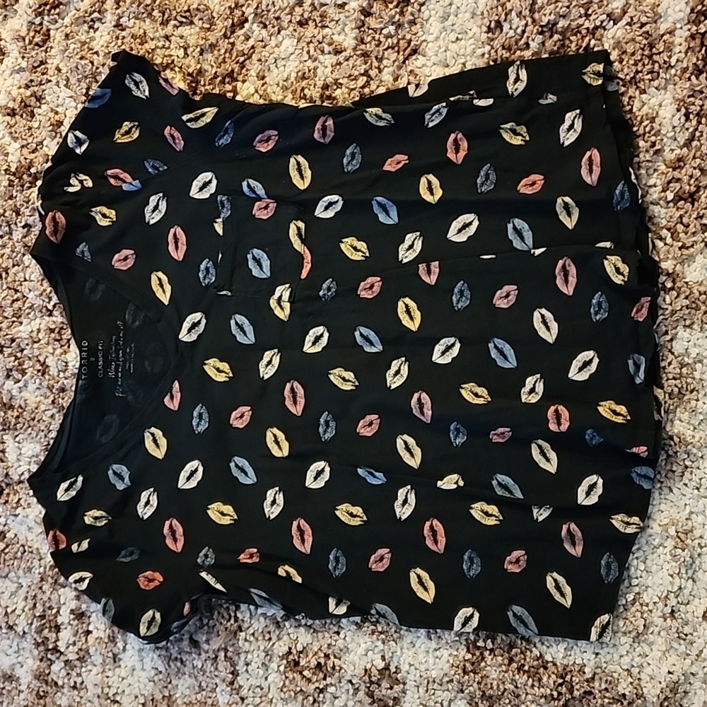 Torrid 2x classic fit t shirt lips kisses